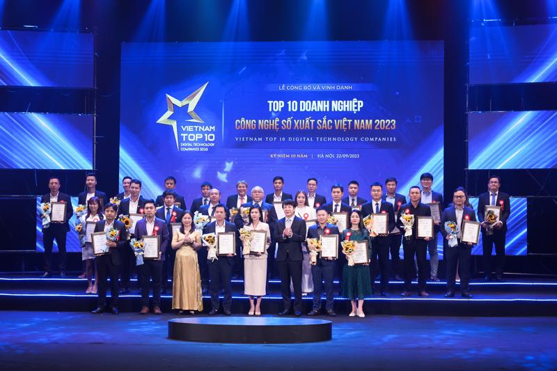 Lễ Vinh danh và trao Chứng nhận Top 10 Doanh nghiệp Công nghệ số xuất sắc Việt Nam 2023.