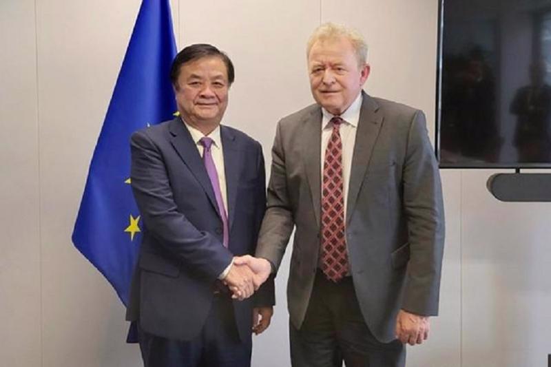 Minister of Agriculture and Rural Development Le Minh Hoan and EU Commissioner for Agriculture Janusz Wojciechowski.