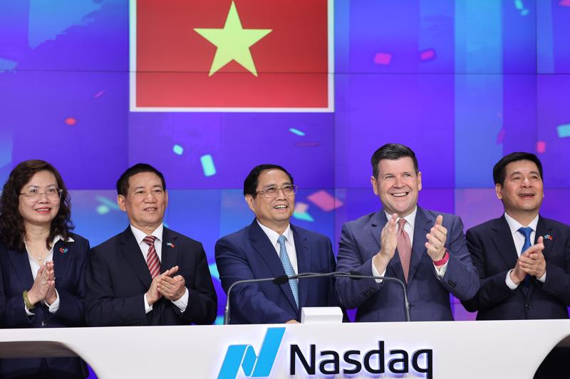Prime Minister Pham Minh Chinh rings the bell to open the trading session at the Nasdaq Stock Exchange on September 22 (local time). Photo: VGP