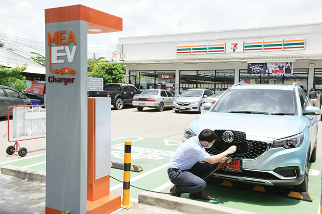 Chuỗi cửa hàng tiện lợi 7-Eleven tích hợp hệ thống sạc xe điện tại một số cửa hàng ở Mỹ và Canada. Ảnh: EVgo