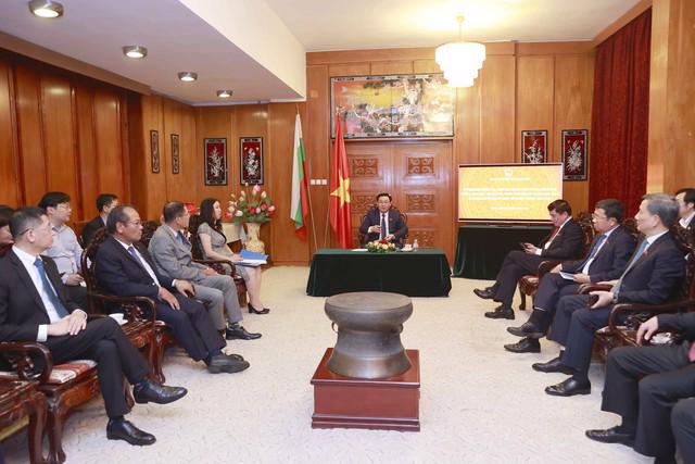 Chủ tịch Quốc hội gặp mặt một số Đại sứ Việt Nam tại các nước châu Âu - Ảnh: Quochoi.