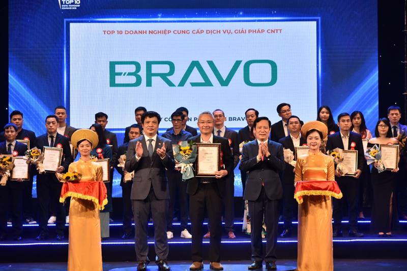  Ông Ngô Đình Hải - Giám đốc Khối Công nghệ BRAVO - nhận giải thưởng (Ảnh: BRAVO).