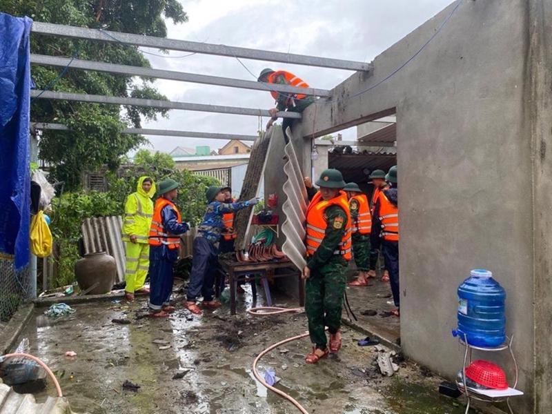 Mưa lớn kèm lốc xoáy đã làm hơn 80 nhà dân tại tỉnh Thừa Thiên Huế bị tốc mái