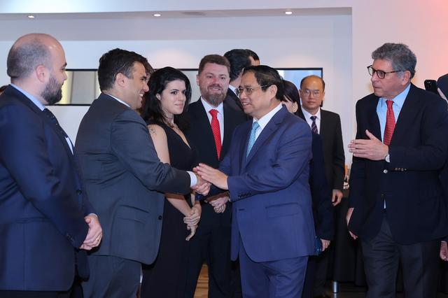 Prime Minister Pham Minh Chinh meets with Brazilian business leaders. Photo: VGP