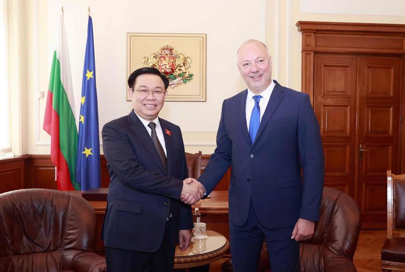 NA Chairman Vuong Dinh Hue and his Bulgarian counterpart Rosen Zhelyazkov. Photo: quochoi.vn