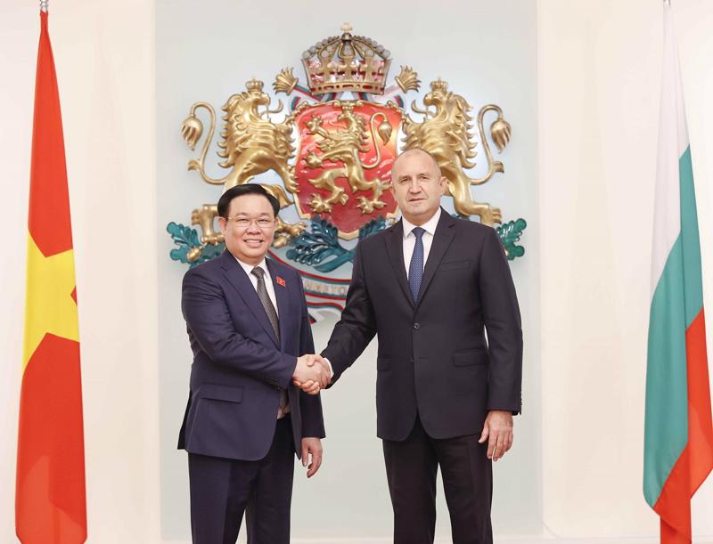 Chủ tịch Quốc hội Vương Đình Huệ và Tổng thống Bulgaria Rumen Radev. Ảnh: Quốc hội.