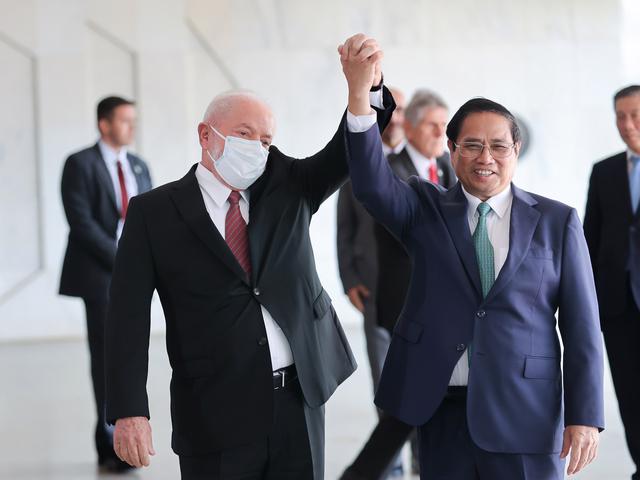 Prime Minister Pham Minh Chinh and Brazilian President Lula da Silva. Photo: VGP