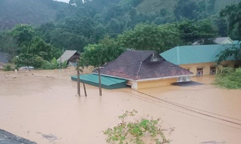 Những ngôi nhà ở huyện miền núi Quỳ Châu bị ngập sâu