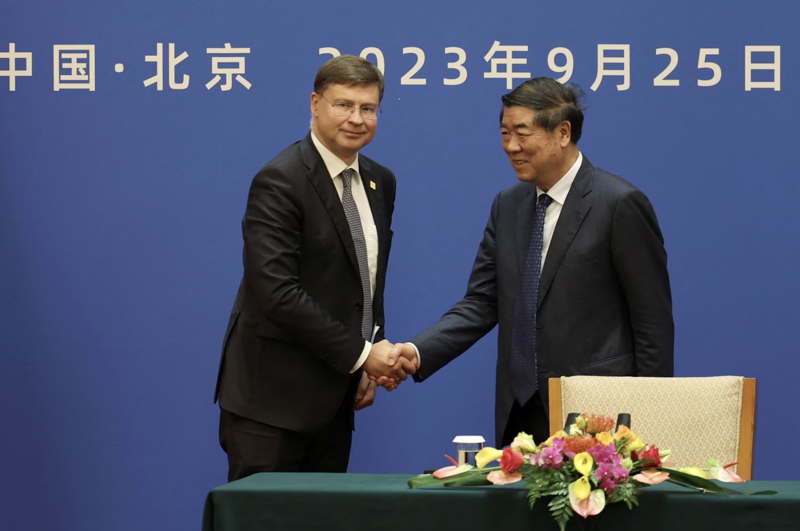 Ông Valdis Dombrovskis (trái), quan chức cấp cao nhất phụ trách vấn đề thương mại của EU, gặp Thủ tướng Trung Quốc Hà Lập Phong (phải) tại Bắc Kinh hôm 25/9 - Ảnh: Reuters.