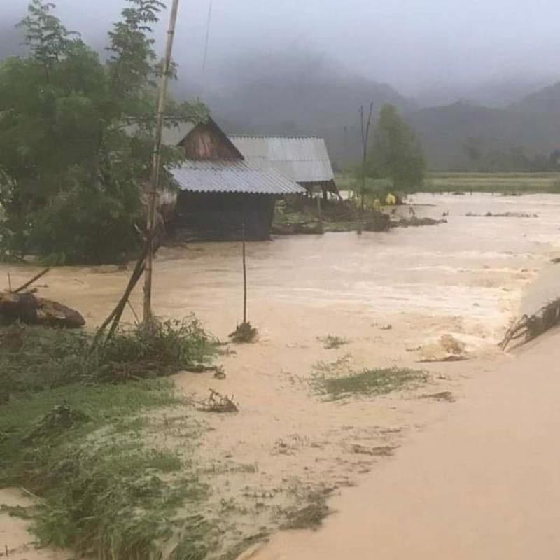 Nước lên nhanh khiến một số hộ dân ở xã Thượng Ninh và thôn Thanh Sơn, xã Thanh Sơn và xã Thanh Quân (huyện Như Xuân) bị cô lập, chia cắt với bên ngoài.