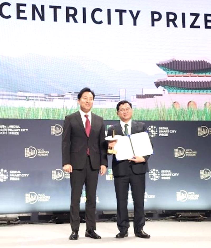 Ông Trần Phước Sơn, Phó Chủ tịch HĐND TP. Đà Nẵng (người bên phải) đón nhận Giải thưởng Thành phố thông minh Seoul.