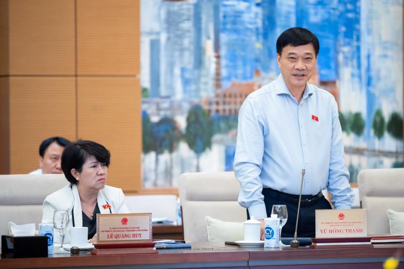 Chủ nhiệm Ủy ban Kinh tế Vũ Hồng Thanh báo cáo