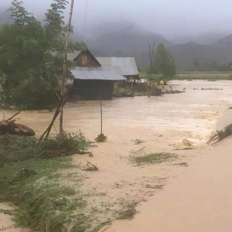 Nước lên nhanh khiến một số hộ dân ở xã Thượng Ninh và xã Thanh Sơn và xã Thanh Quân, huyện Như Xuân (Thanh Hóa) bị cô lập, chia cắt với bên ngoài.