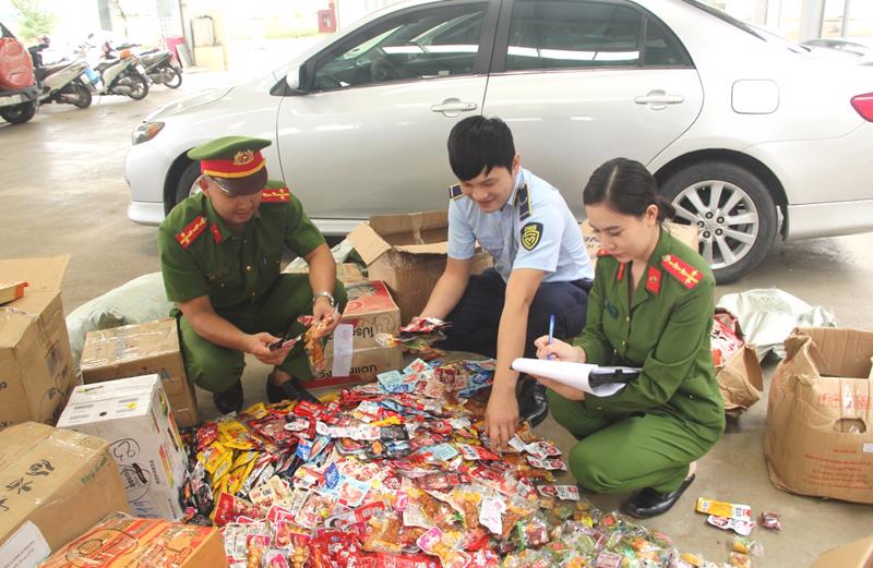 Lực lượng chức năng tỉnh Thanh Hóa kiểm tra, thu giữ nhiều sản phẩm đồ ăn, thức uống không rõ nguồn gốc