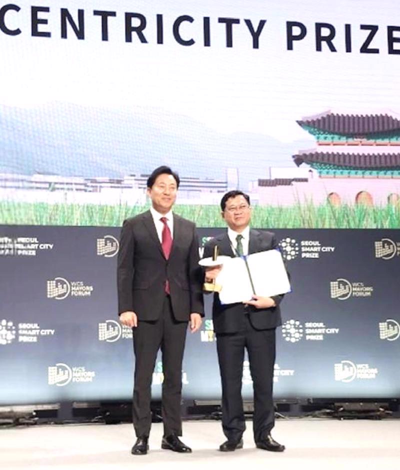 Deputy Chairman of the Da Nang City People’s Council Tran Phuoc Son (right) receives the Human CentriCity Prize at the Seoul Smart City Prize ceremony on September 25.