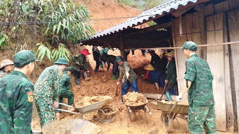 Đồn Biên phòng Pù Nhi (Thanh Hóa) cử cán bộ chiến sỹ giúp sơ tán, khắc phục nhà ở cho hai hộ dân tại bản Cơm (xã Phù Nhi) bị sạt lở đất vào nhà sáng 29/9