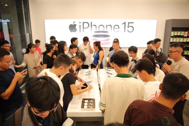 Nhiều bạn trẻ háo hức xuyên đêm vì mong muốn nhận iPhone 15 series sớm nhất tại cửa hàng FPT Shop 121 Lê Lợi quận 1, TP.HCM rạng sáng 29/9.