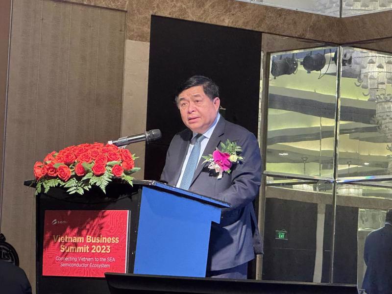 Minister of Planning and Investment Nguyen Chi Dung addressing the Vietnam Business Summit 2023.