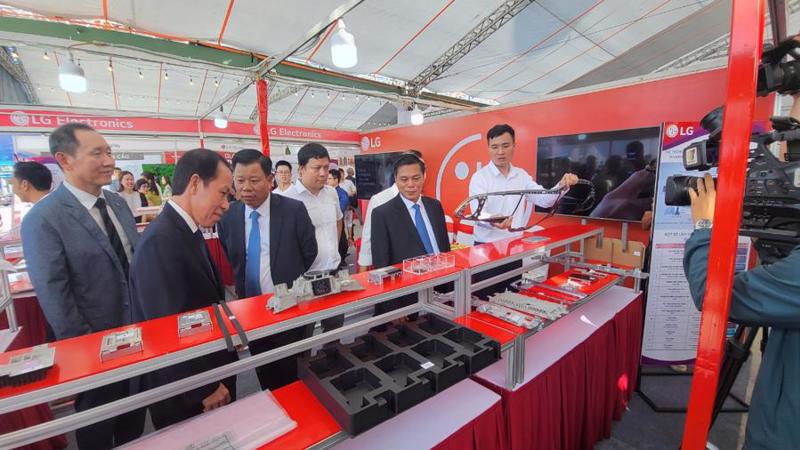 Delegates visit a booth displaying auxiliary products at an exhibition held on the sidelines of the forum.