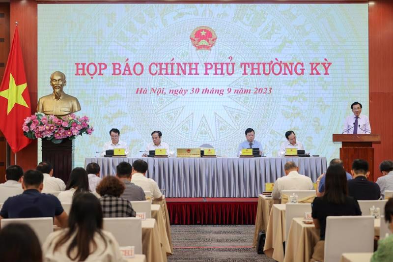Deputy Minister of Planning and Investment Tran Quoc Phuong speaking at the government press briefing in Hanoi on September 30.