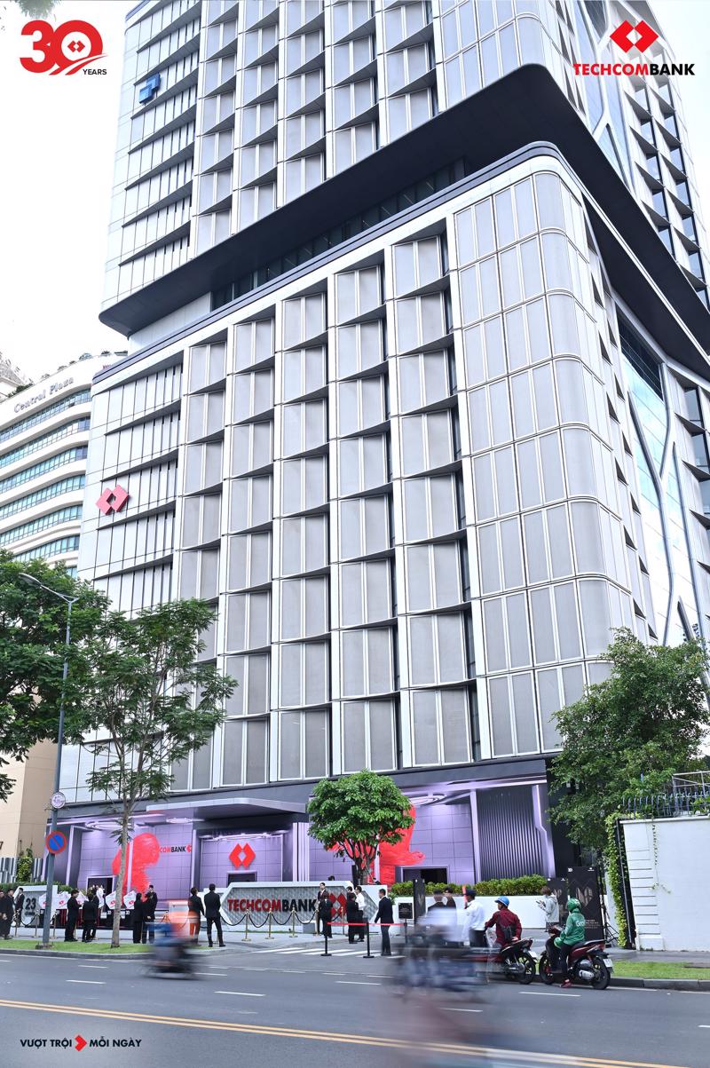 Tòa nhà trụ sở tại TP.HCM của Techcombank vừa được khai trương nhân dịp kỷ niệm 30 năm hoạt động.