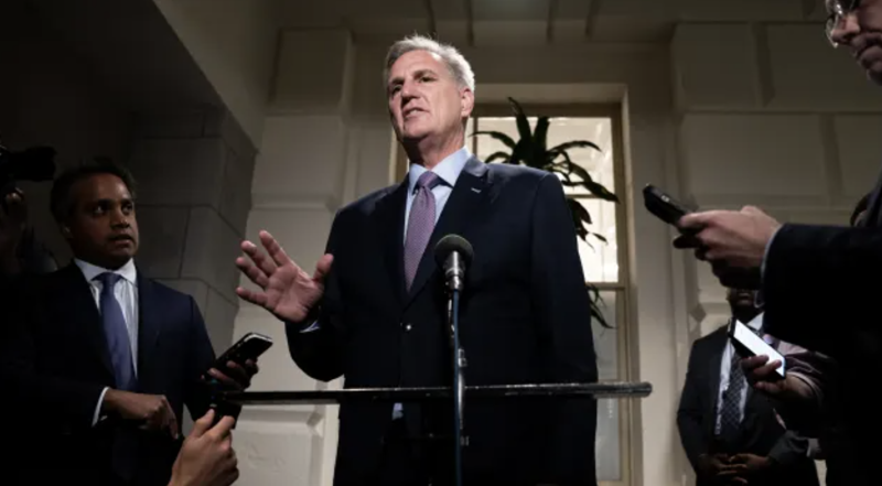 Ông Kevin McCarthy phát biểu trước báo giới ngày 3/10 tại Capitol Hill, Washington DC - Ảnh: Bloomberg.