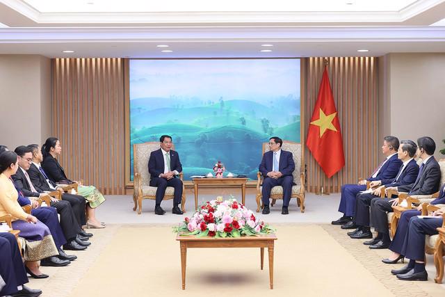 Prime Minister Pham Minh Chinh (right) receives Vientiane Mayor Atsaphangthong Siphandone in Hanoi on October 4. Photo: VGP