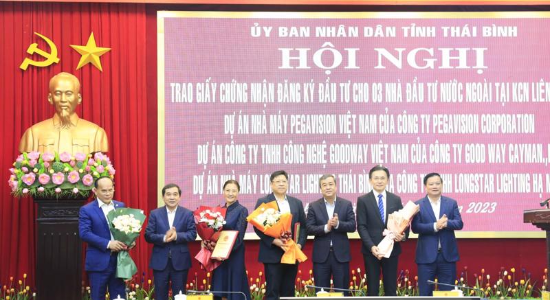 Provincial leaders present investment licenses to investors. Source: Thai Binh News Portal