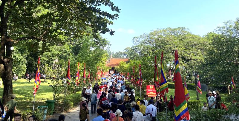 Từ sáng sớm, rất đông du khách đã về dâng hương và tham quan Khu di tích lịch sử Lam Kinh