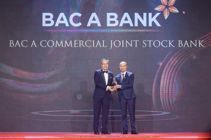 Ông Chu Nguyên Bình - Phó Tổng giám đốc Ngân hàng TMCP Bắc Á nhận giải thưởng APEA 2023.