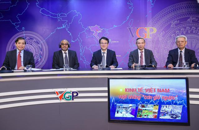 Country Director of the ADB for Vietnam, Mr. Shantanu Chakraborty (second from left), at the talk on October 5. (Photo: VGP)