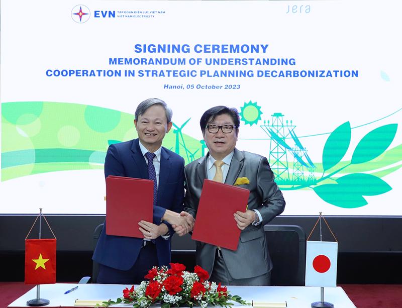 President & CEO of EVN Tran Dinh Nhan and Senior Executive Director of JERA Japan Toshiro Kudama sign the MoU.