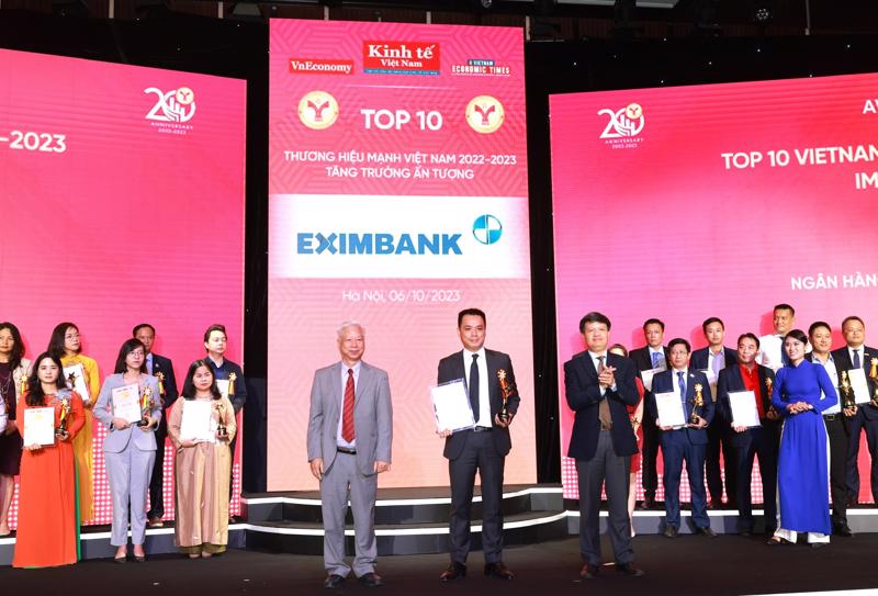 Ông Nguyễn Cảnh Anh (chính giữa), thành viên HĐQT đại diện Eximbank nhận chứng nhận Top 10 Thương hiệu Mạnh - Tăng trưởng ấn tượng năm 2023 - Ảnh: Eximbank.