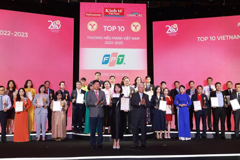 Đại diện Tập đoàn FPT  - bà Mai Thị Lan Anh - Phó Giám đốc Marketing Truyền thông nhận chứng nhận Thương hiệu mạnh Việt Nam.
