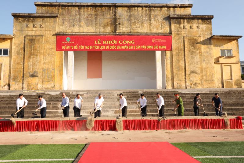 Chủ tịch nước Võ Văn Thưởng và các đại biểu thực hiện nghi thức khởi công dự án tu bổ, tôn tạo di tích lịch sử quốc gia Khán đài B sân vận động Bắc Giang.