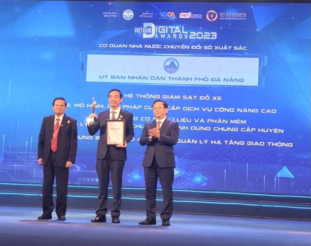 Chairman of the Da Nang City People’s Committee Le Trung Chinh (center) receives the award.