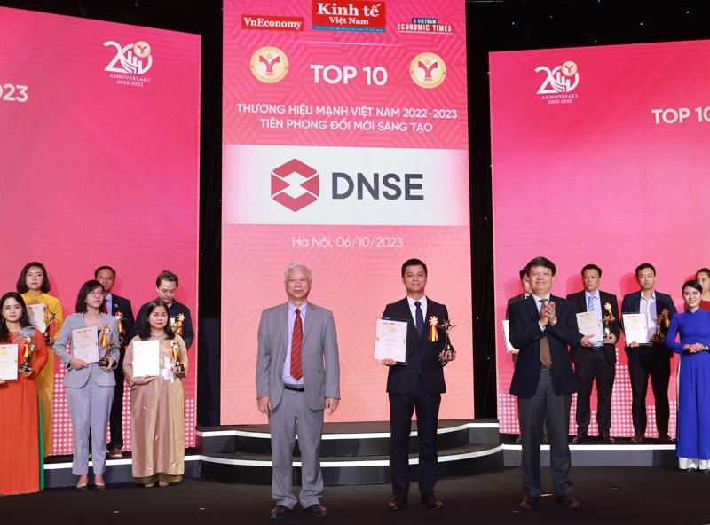 Ông Nguyễn Hoàng Việt, Phó Tổng giám đốc DNSE nhận danh hiệu Top 10 Thương hiệu mạnh - Tiên phong đổi mới sáng tạo.