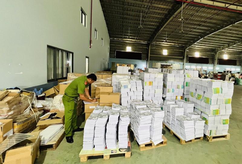 Cơ quan chức năng đã kiểm tra, phát hiện hơn 10 tấn sách lậu tại xưởng của Công ty Kiến Á.