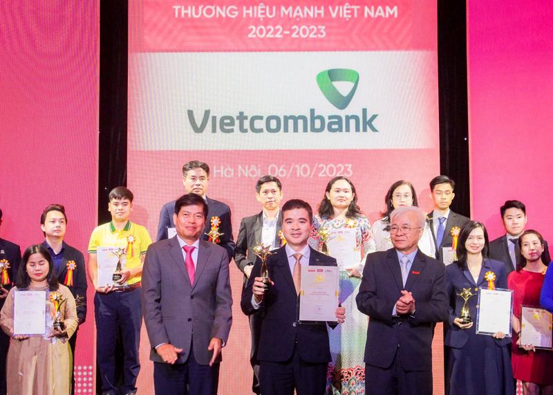 Đại diện Vietcombank (hàng đầu, đứng giữa) nhận danh hiệu Thương hiệu mạnh Việt Nam.