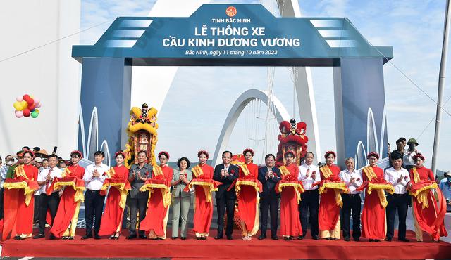 Phó Thủ tướng Trần Lưu Quang cùng các đại biểu cắt băng khánh thành cầu Kinh Dương Vương.