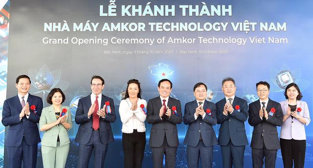 Deputy Prime Minister Tran Luu Quang and Amkor leaders at the opening ceremony. Photo: VGP