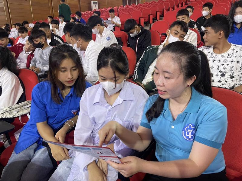 Học sinh được tuyên tuyền chính sách bảo hiểm y tế. Ảnh - BHXH Sơn La.