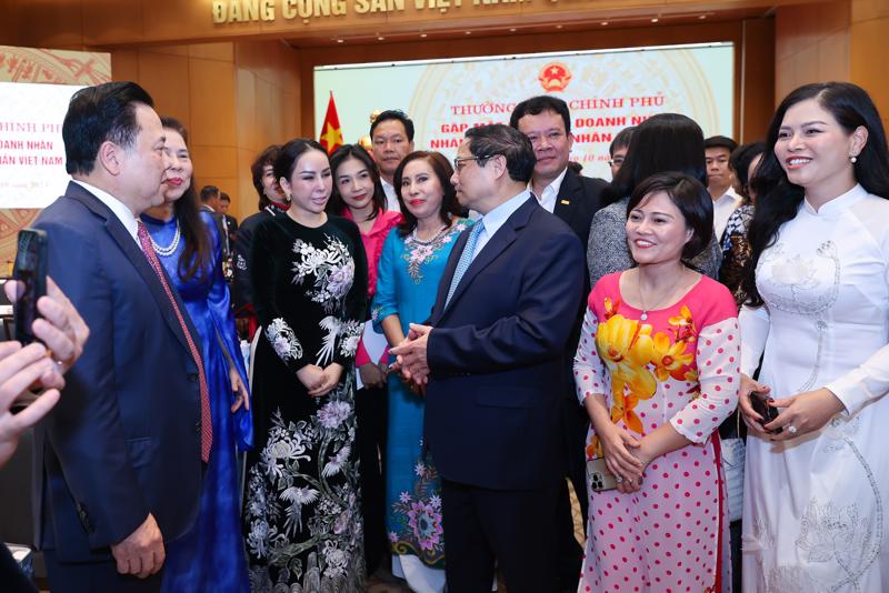 Prime Minister Pham Minh Chinh meets entrepreneurs in Hanoi on October 11. Photo VGP