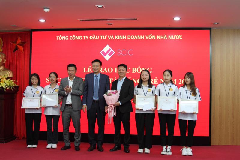Phó Tổng Giám đốc Lê Thanh Tuấn trao học bổng cho sinh viên Trường Đại học Kinh tế - Đại học Quốc gia Hà Nội .