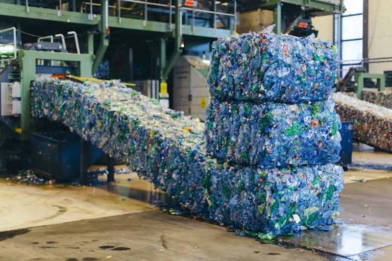 Việc thu gom, tái chế nhựa giúp phát triển kinh tế và bảo vệ môi trường - Ảnh minh họa