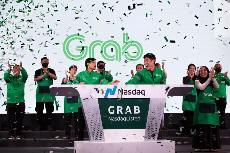 Anthony Tan, ở giữa bên phải, cùng với người đồng sáng lập Grab Tan Hooi Ling trong ngày giao dịch đầu tiên. Ảnh: Bloomberg