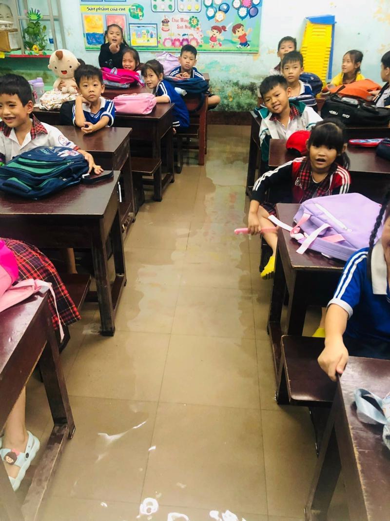 Sáng ngày 13/10, Trường Tiểu học Phú Tân (phường Thuận An, TP Huế) đang dạy và học thì nước dâng cao chảy vào các phòng học ở tầng 1