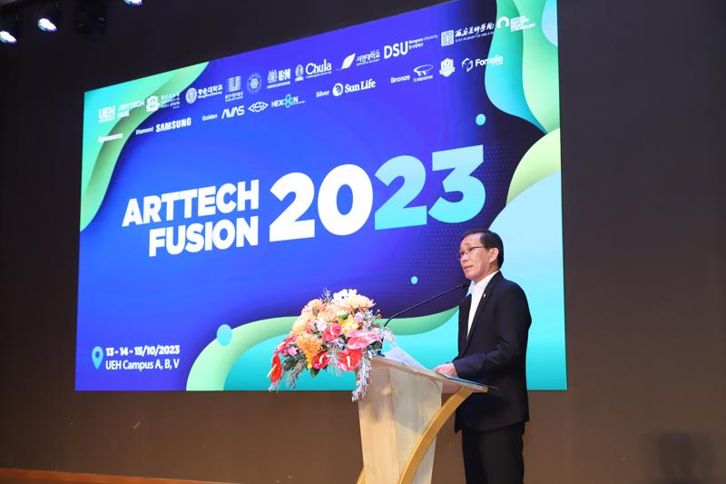 GS.TS. Sử Đình Thành, Hiệu trưởng Đại học Kinh tế TP.HCM tại triển lãm, hội thảo ArtTech Fusion 2023 sáng 13/10.