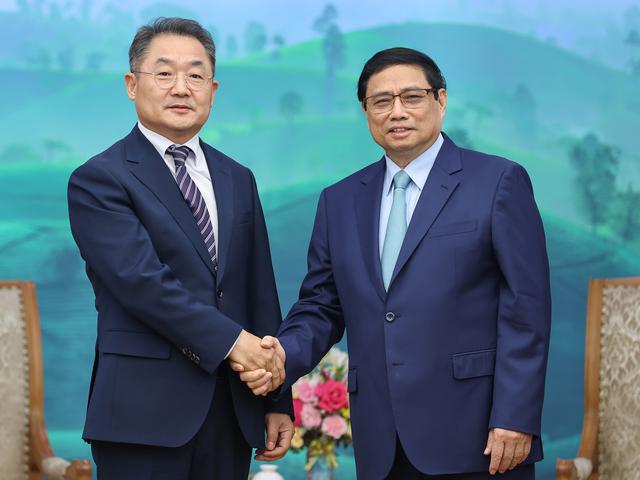 Prime Minister Pham Minh Chinh receives President & CEO of Amkor Technology Ji Rong-rip. Photo: VGP