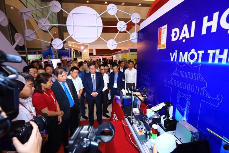 Participants view a display of products at Techfest Hanoi 2023.
